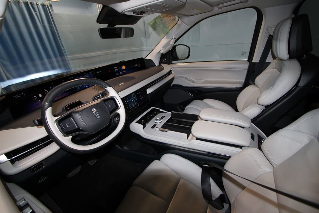 Used 2025 Lincoln Navigator Reserve image 2