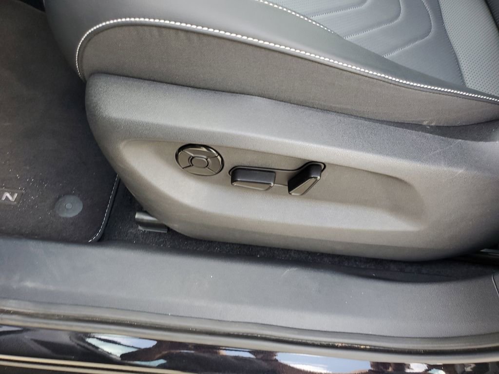 Used 2025 Volkswagen Tiguan SE image 11