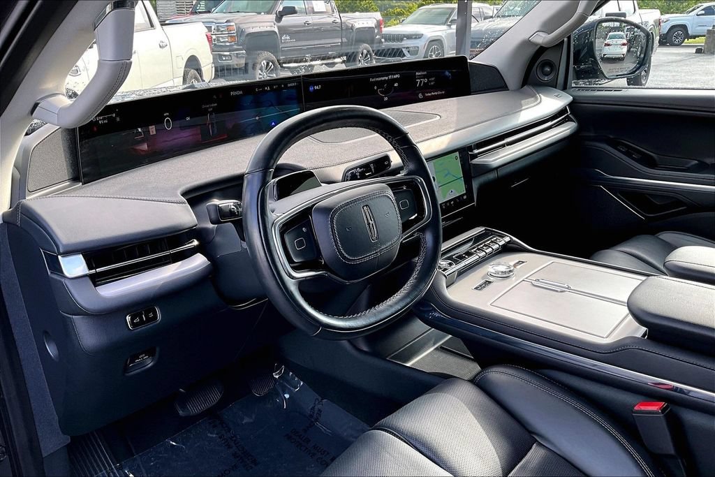 Used 2025 Lincoln Navigator Reserve AWD/4WD image 18