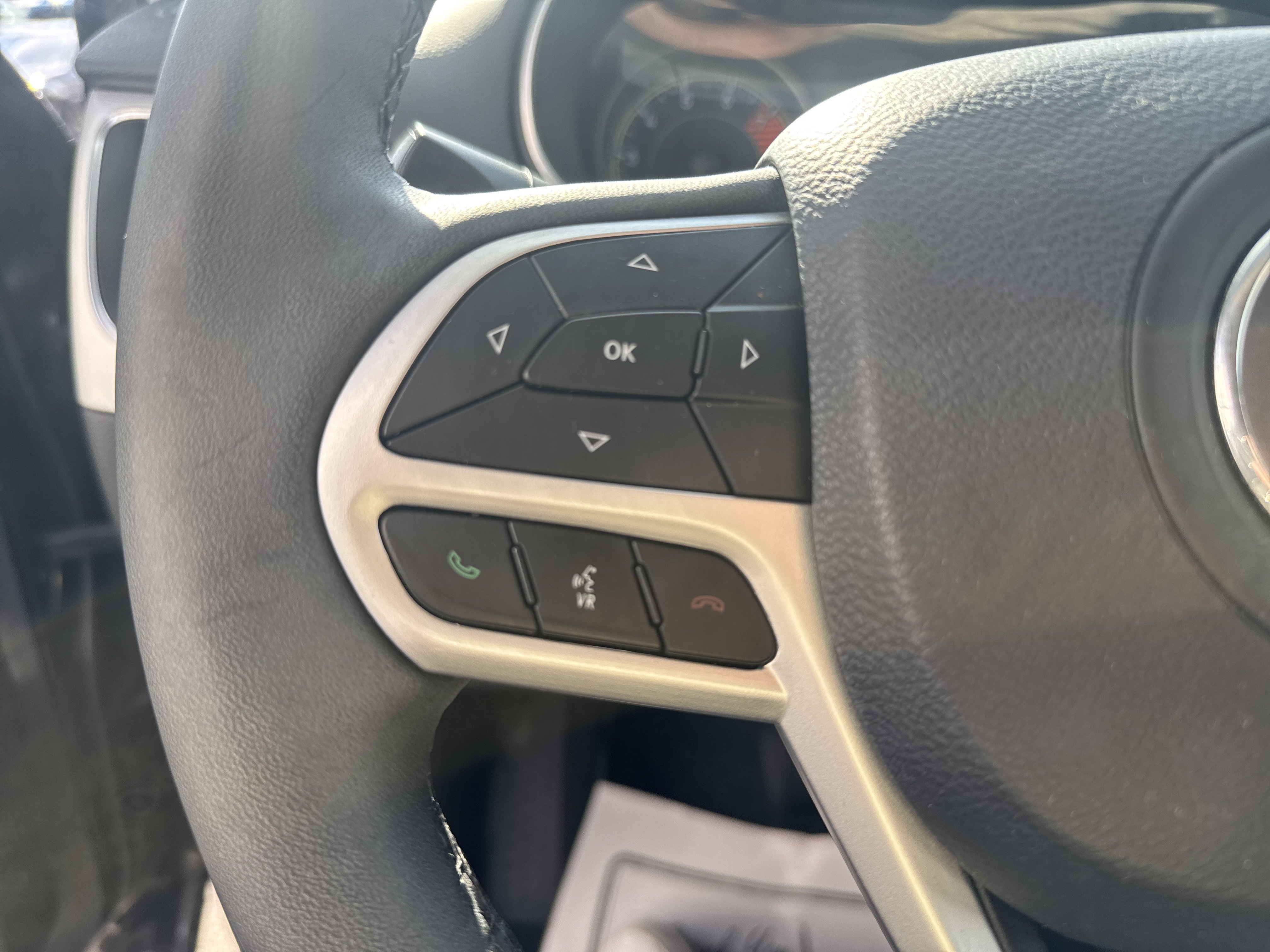 Used 2022 Jeep Cherokee Latitude w/ Sun & Sound Group AWD/4WD image 18