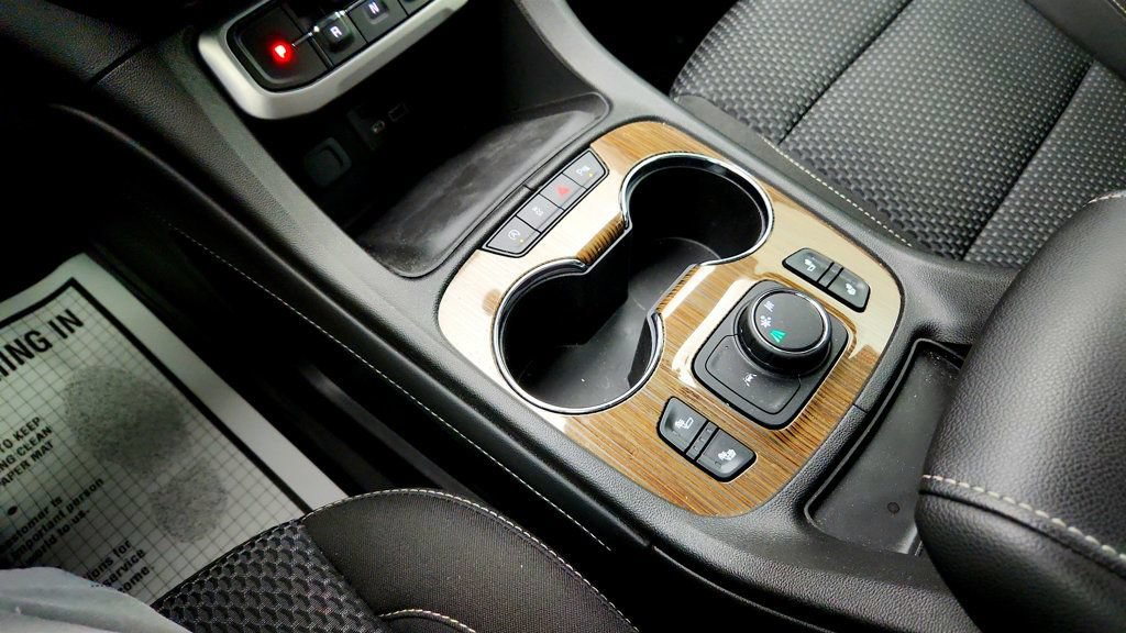 Used 2023 GMC Acadia SLE w/ Driver Convenience Package FWD image 16
