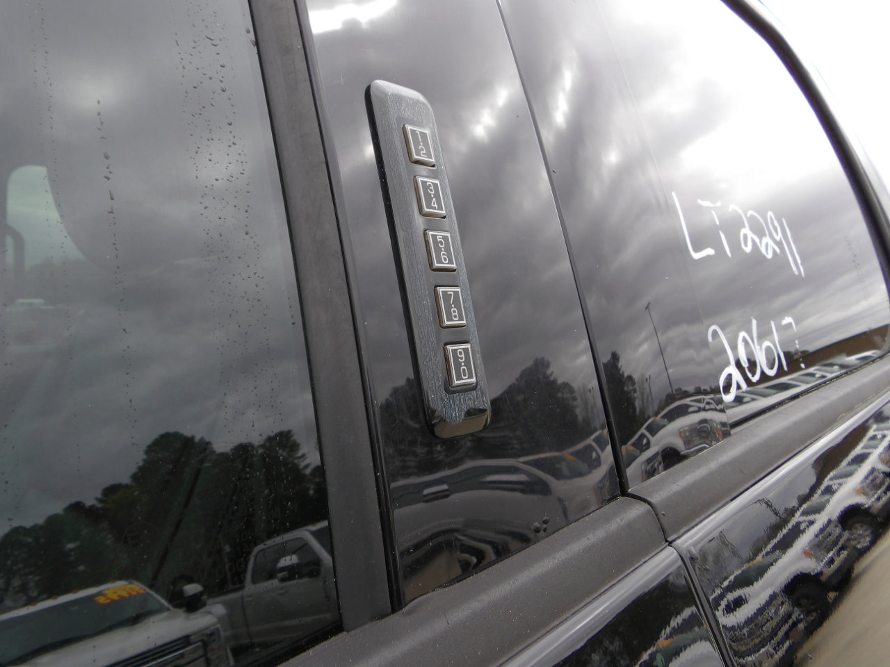 Used 2017 Ford F250 Lariat w/ Lariat Value Package image 9