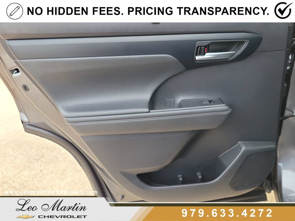 Used 2023 Toyota Highlander XLE FWD image 17