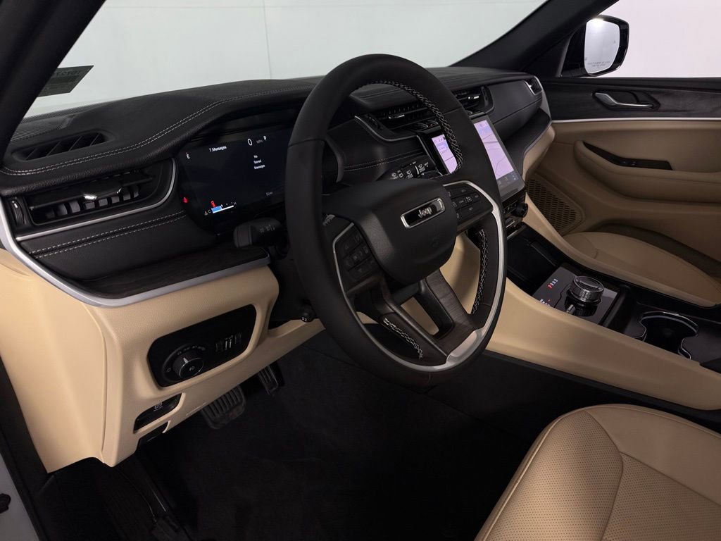 Used 2025 Jeep Grand Cherokee Limited w/ Luxury Tech Group II image 21