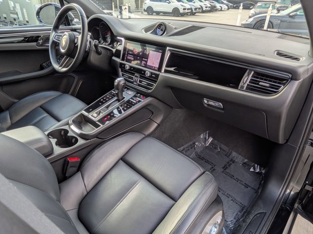 Certified 2025 Porsche Macan AWD/4WD image 26