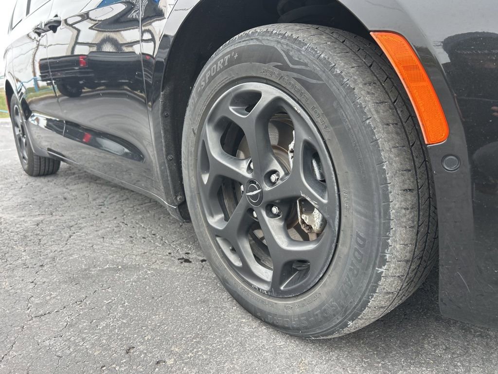 Used 2024 Chrysler Pacifica Premium image 11