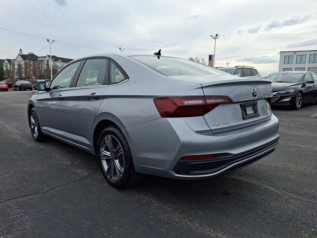 Used 2023 Volkswagen Jetta SE w/ Panoramic Sunroof Package FWD image 4