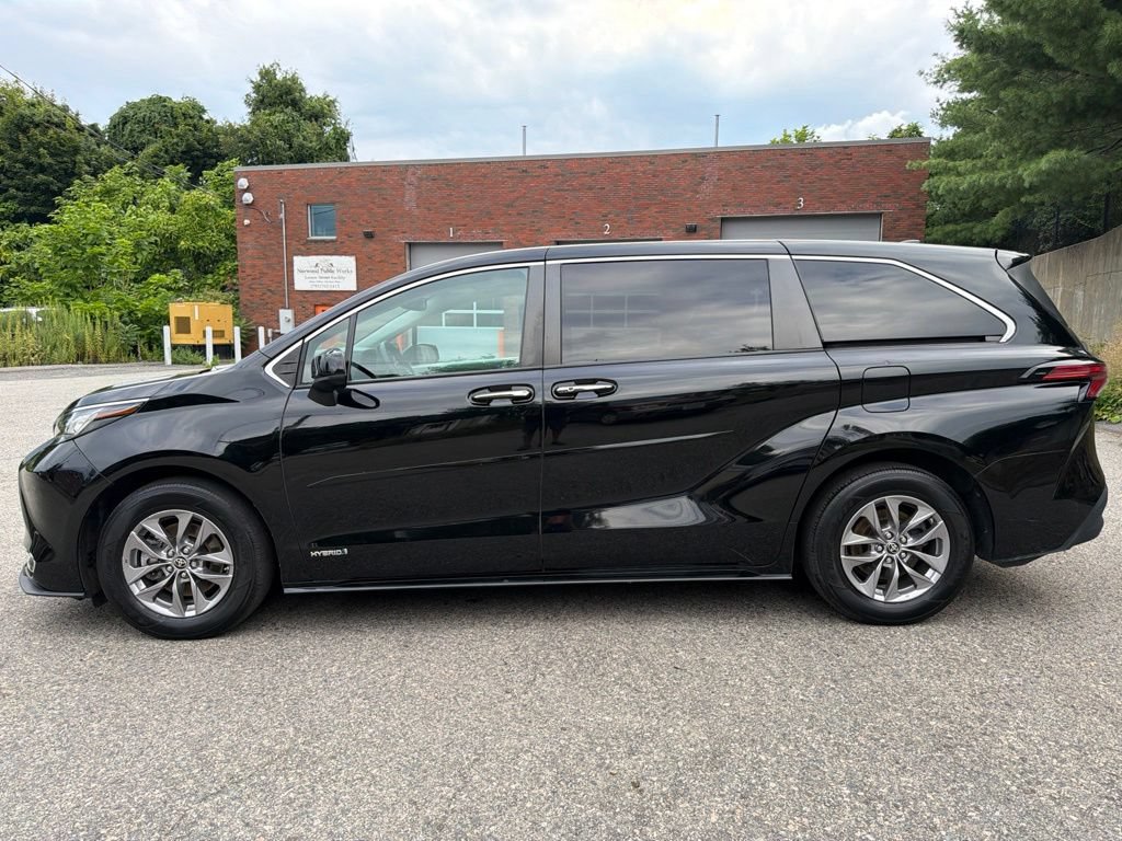 Used 2021 Toyota Sienna XLE AWD/4WD image 3