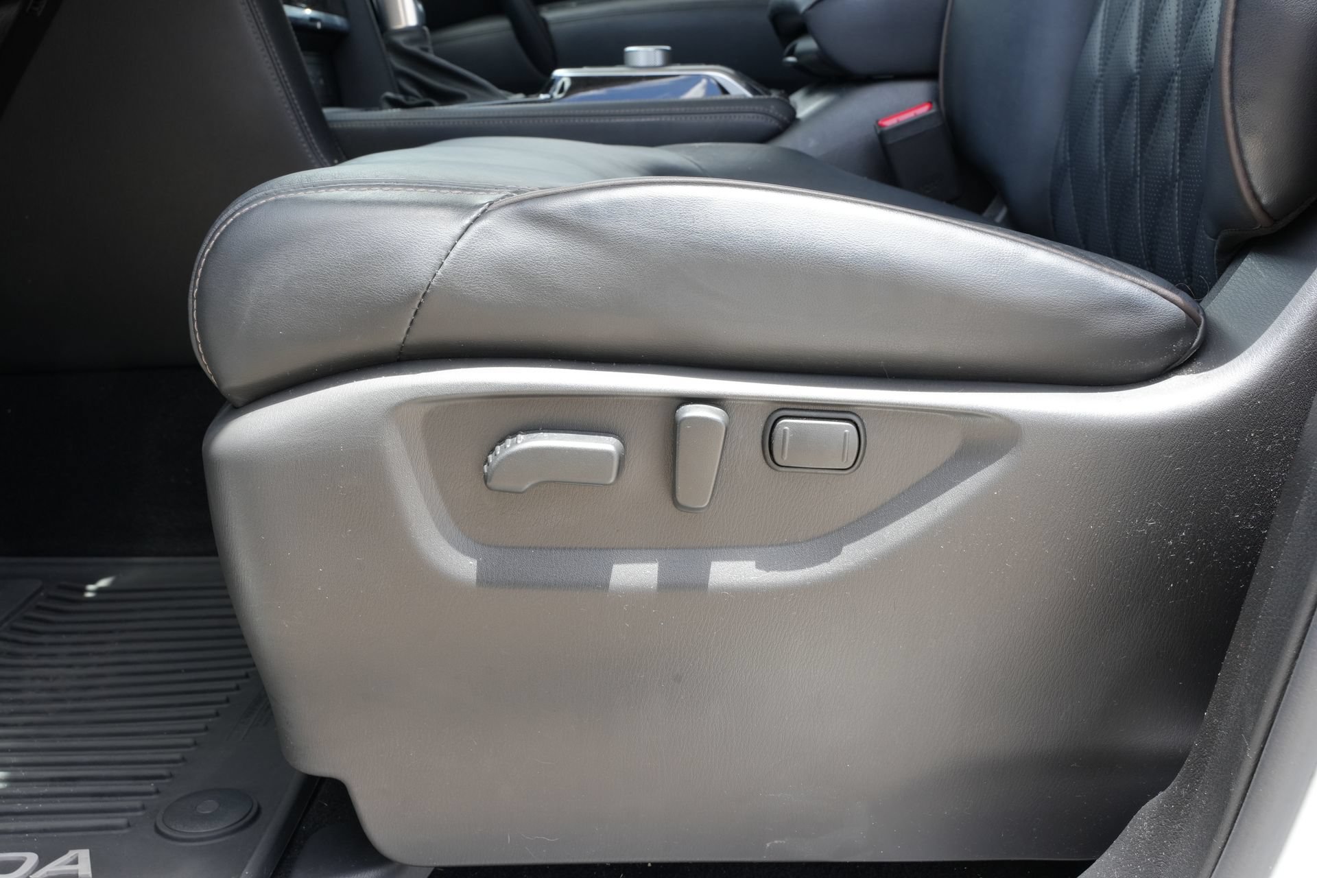 Used 2023 Nissan Armada Platinum w/ Captain's Chairs Package RWD image 18