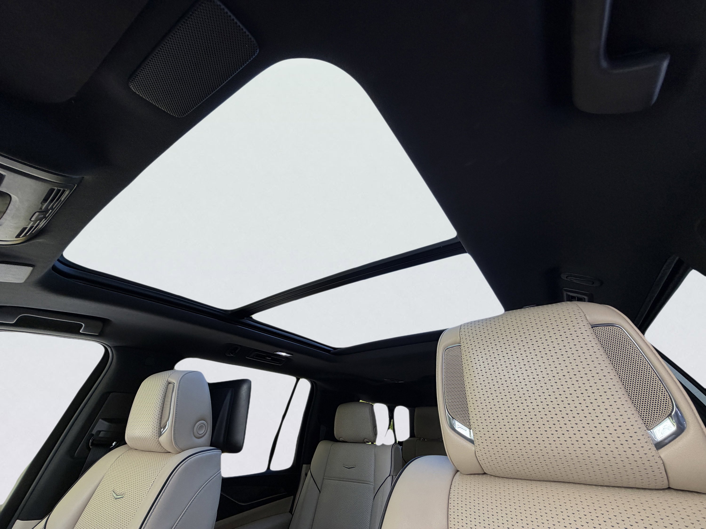 Used 2021 Cadillac Escalade ESV Premium Luxury w/ LPO, Illumination Package image 9