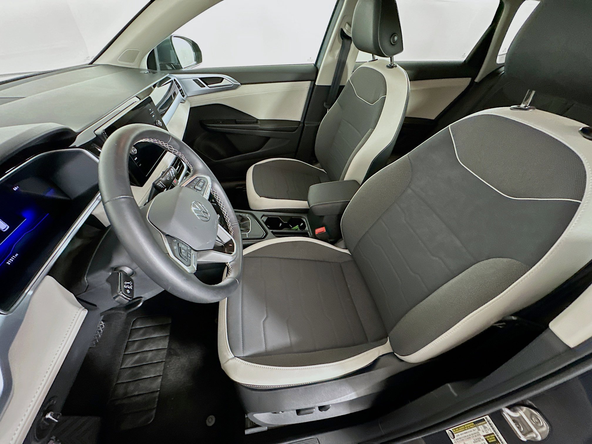 Used 2025 Volkswagen Taos SE image 13