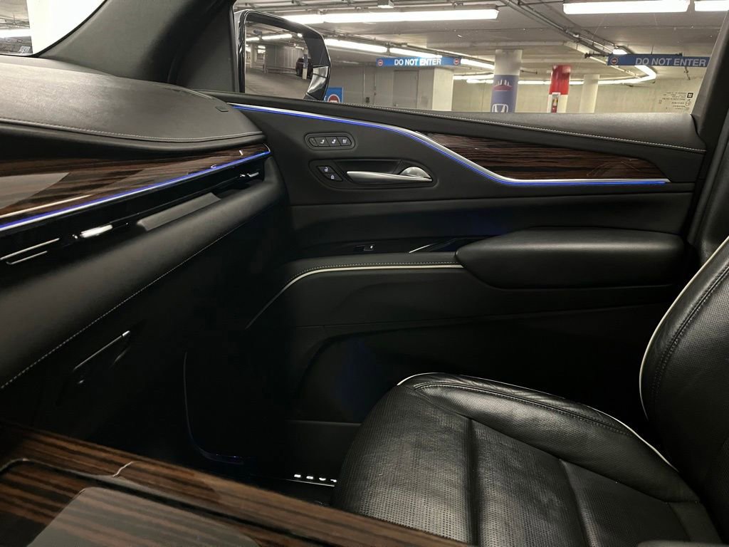 Used 2022 Cadillac Escalade Premium Luxury w/ LPO, Illumination Package image 32