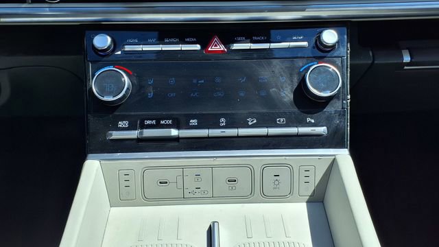 Used 2025 Hyundai Santa Fe Calligraphy w/ Tow & Go Package image 32