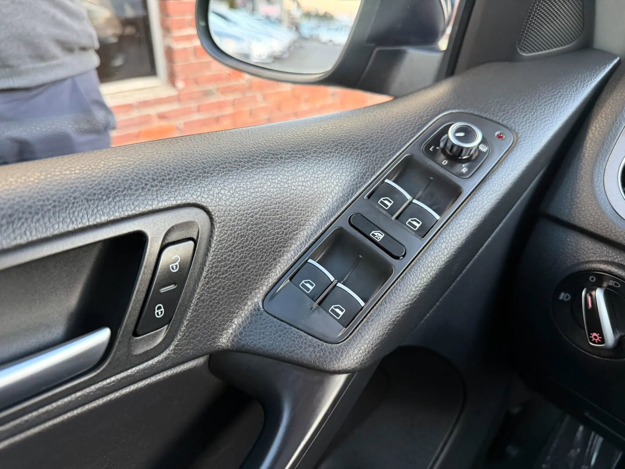 Used 2013 Volkswagen Tiguan S image 25