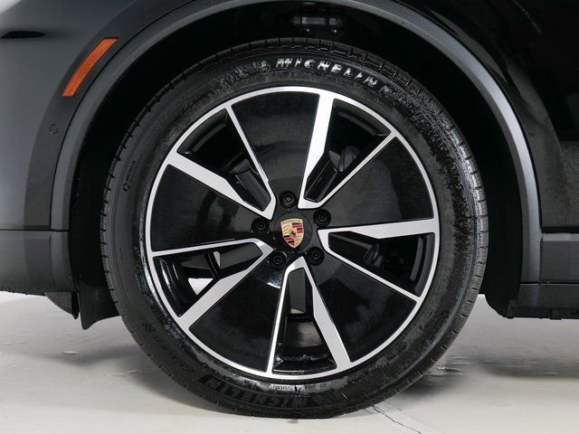 New 2025 Porsche Macan 4 Electric image 32