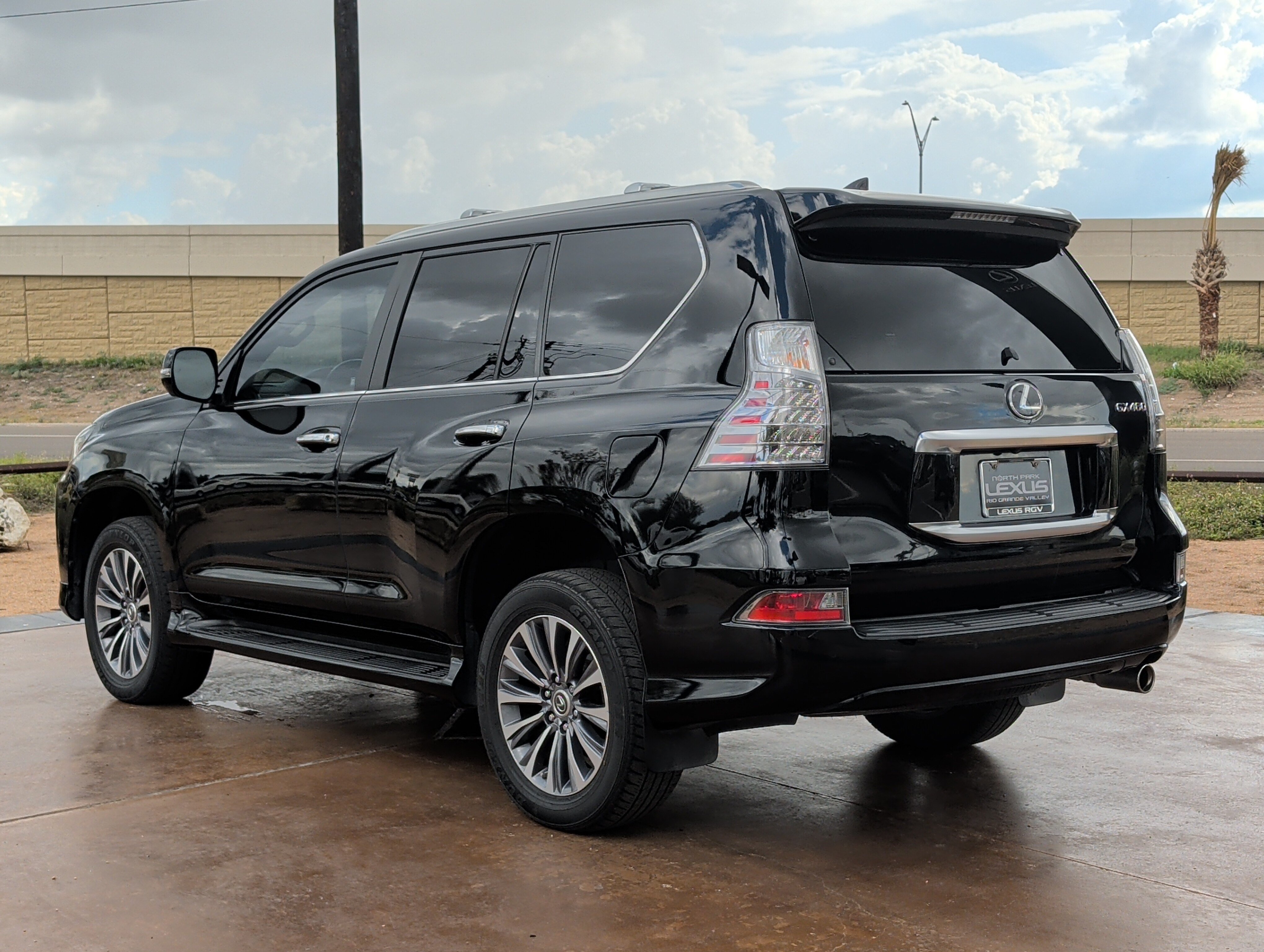 Used 2023 Lexus GX 460 Luxury w/ Accessory Package AWD/4WD image 4
