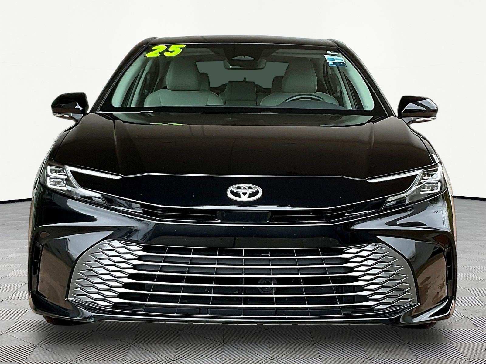 Used 2025 Toyota Camry XLE AWD/4WD image 2