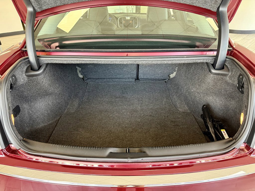 Used 2018 Chrysler 300 Touring L RWD image 9