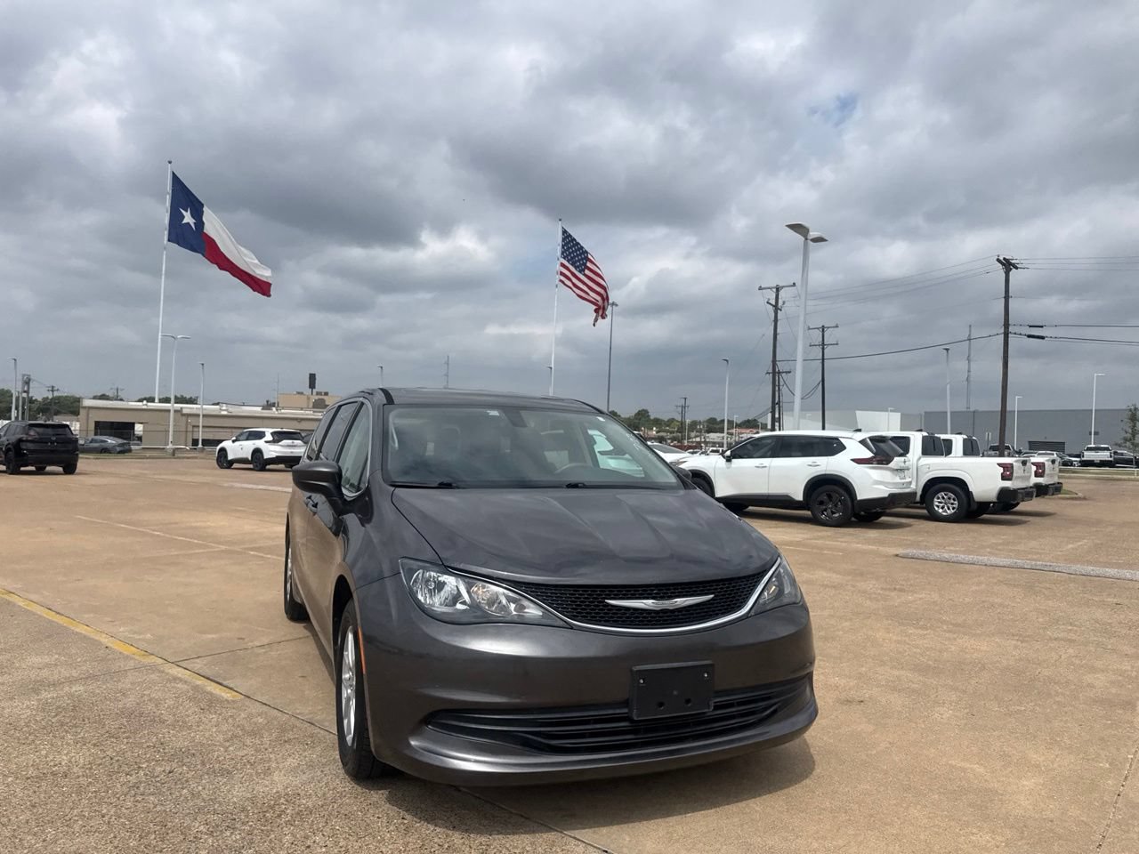 Used 2017 Chrysler Pacifica Touring FWD image 3
