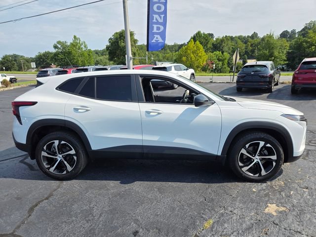 Used 2025 Chevrolet Trax RS w/ Sunroof Package FWD image 9
