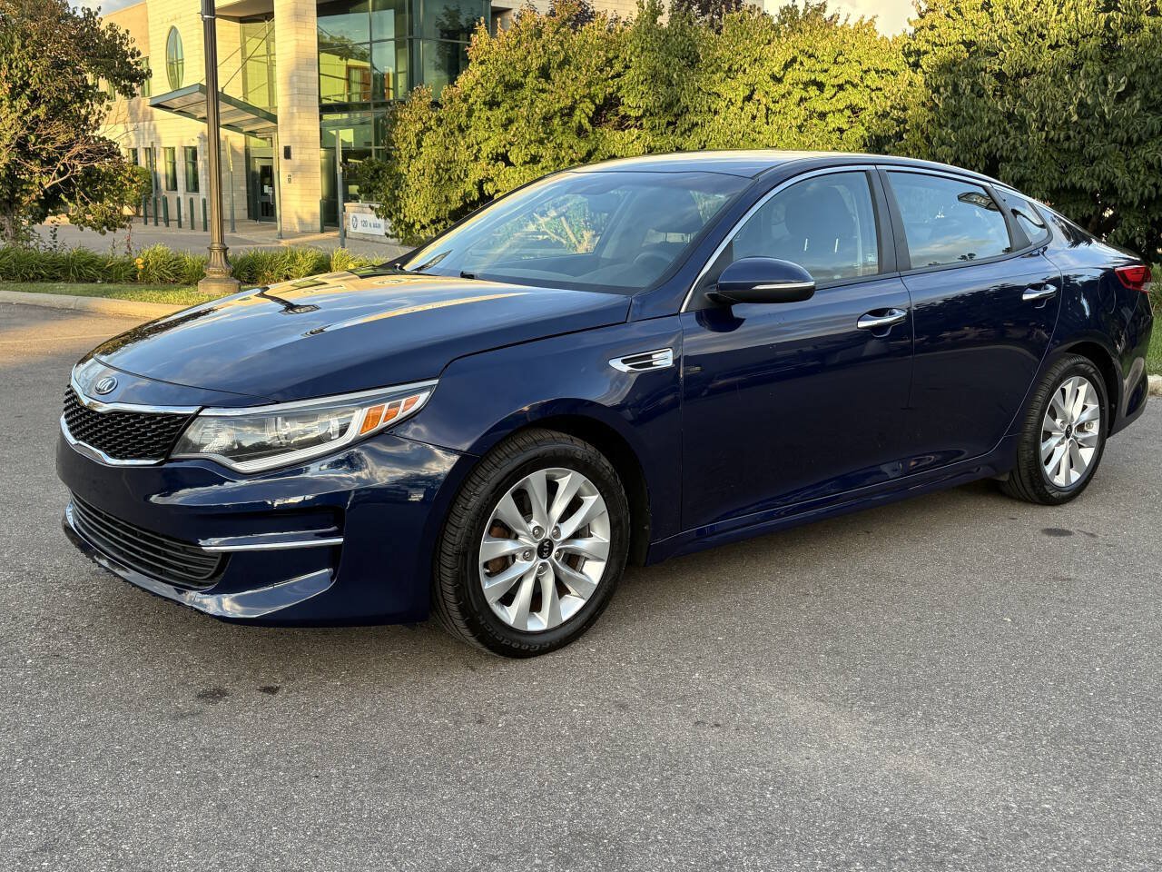 Used 2018 Kia Optima LX w/ 17" Alloy Wheels Package FWD image 1