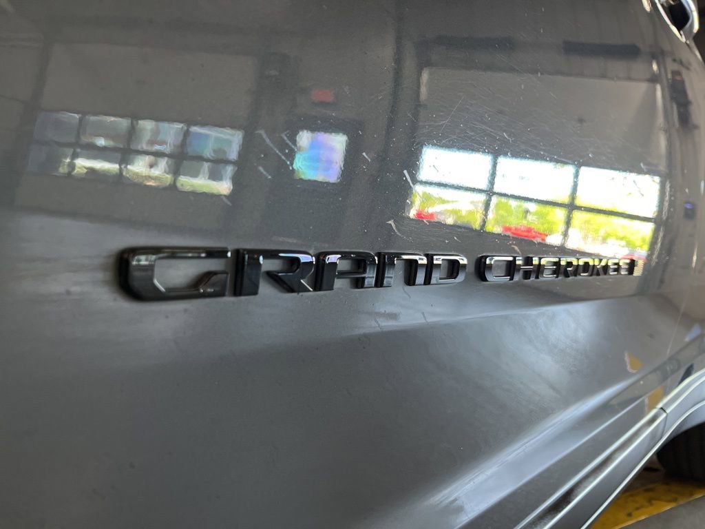 Used 2022 Jeep Grand Cherokee Altitude AWD/4WD image 12