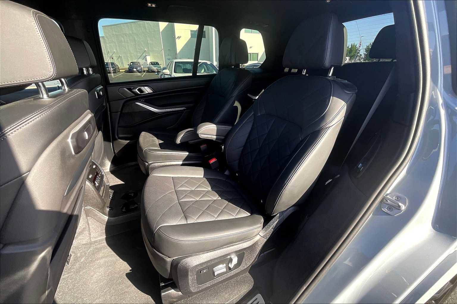 Used 2025 BMW X7 xDrive40i w/ M Sport Package image 29