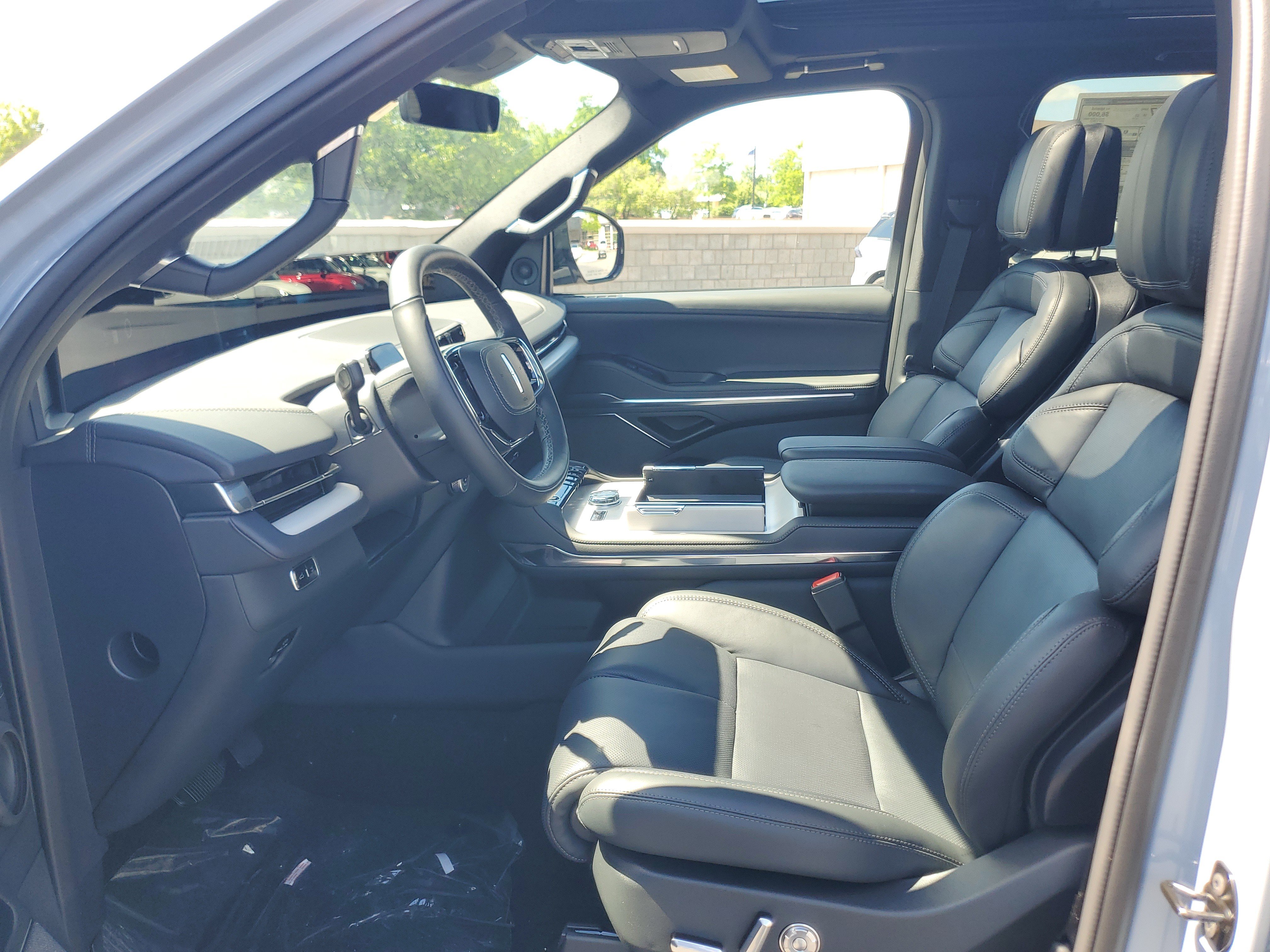 New 2026 Lincoln Navigator Reserve w/ Jet Appearance Package AWD/4WD image 12