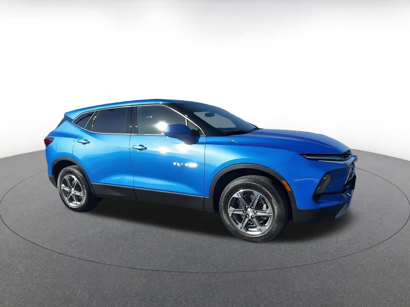 Used 2025 Chevrolet Blazer LT FWD image 2