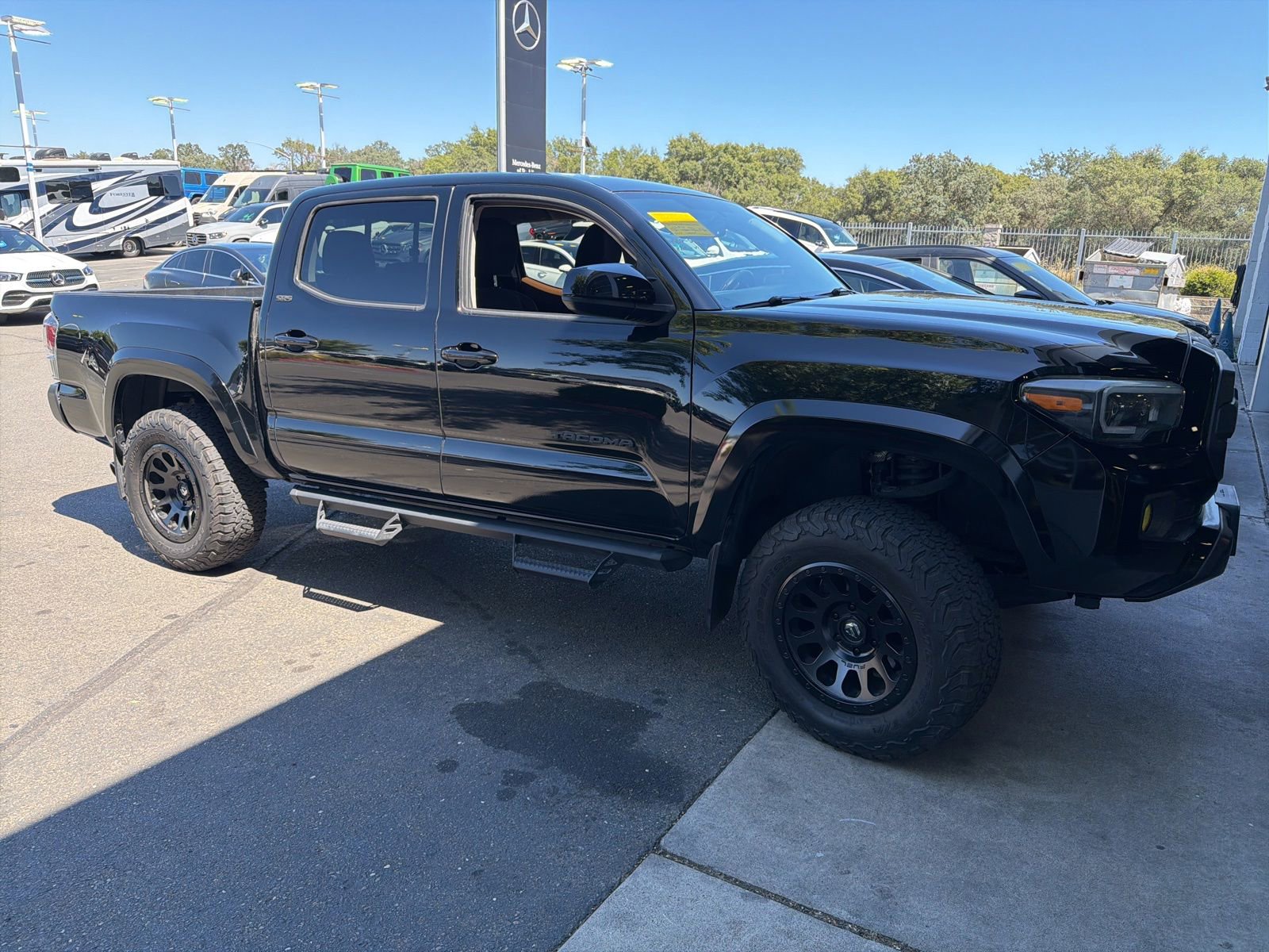 Used 2017 Toyota Tacoma SR5 w/ Tow Package RWD image 1