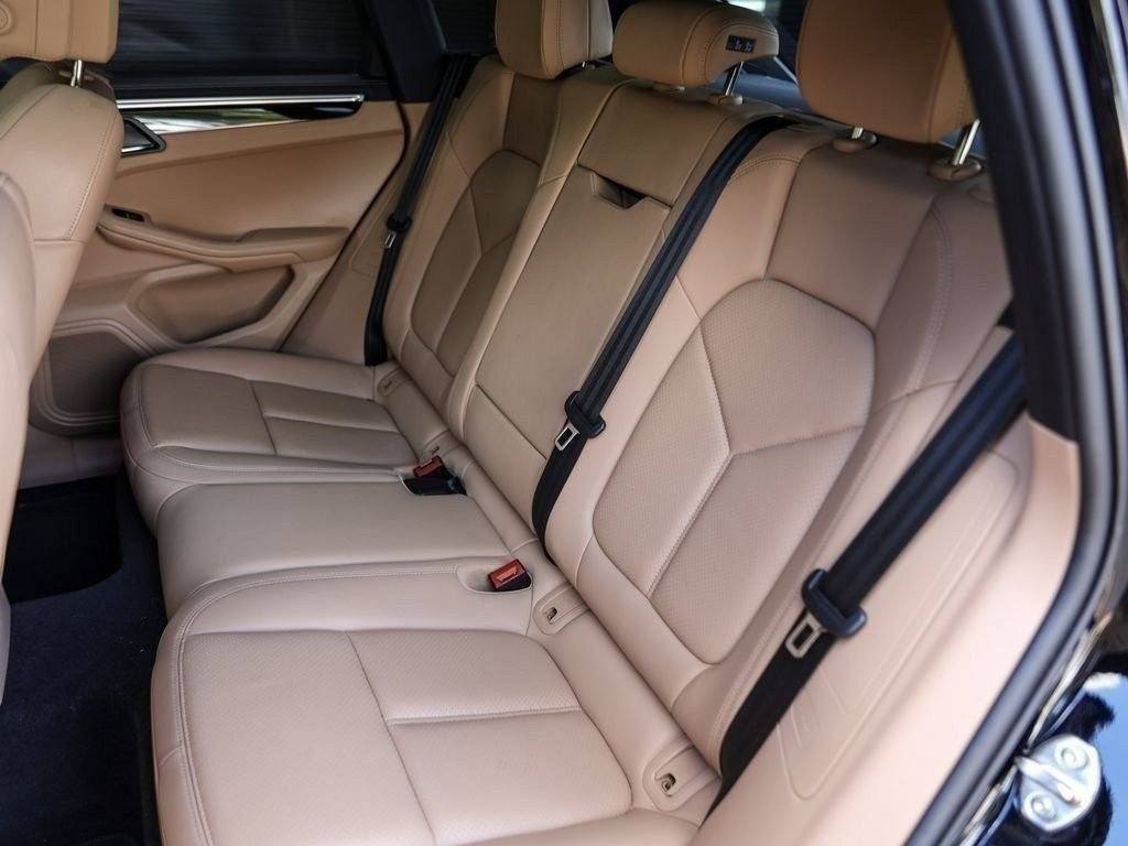 Certified 2023 Porsche Macan AWD/4WD image 32