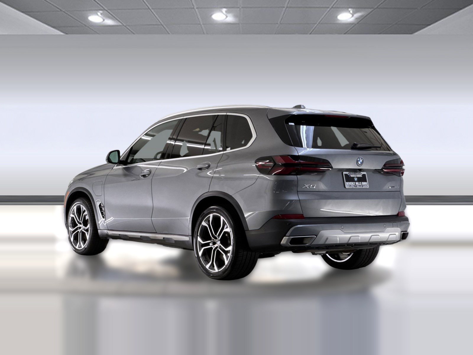 Used 2026 BMW X5 xDrive50e w/ Climate Comfort Package AWD/4WD image 3