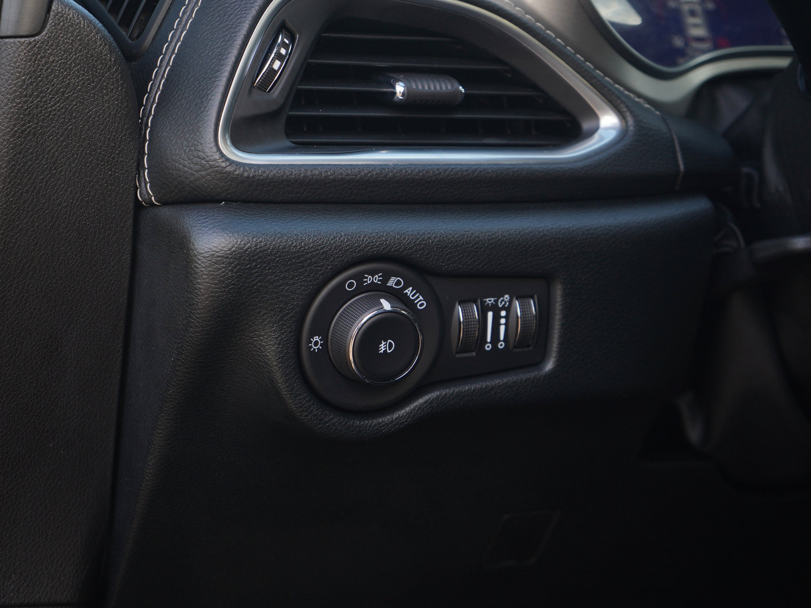 Used 2024 Chrysler Pacifica Premium FWD image 26