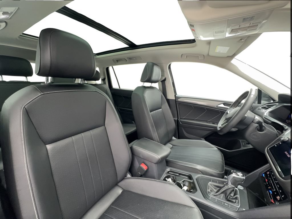 Used 2022 Volkswagen Tiguan SE w/ Panoramic Sunroof Package FWD image 34
