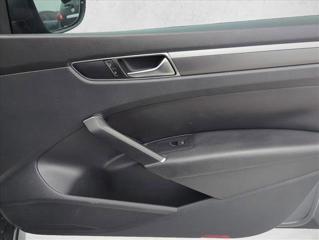 Used 2017 Volkswagen Passat 1.8T R-Line image 21