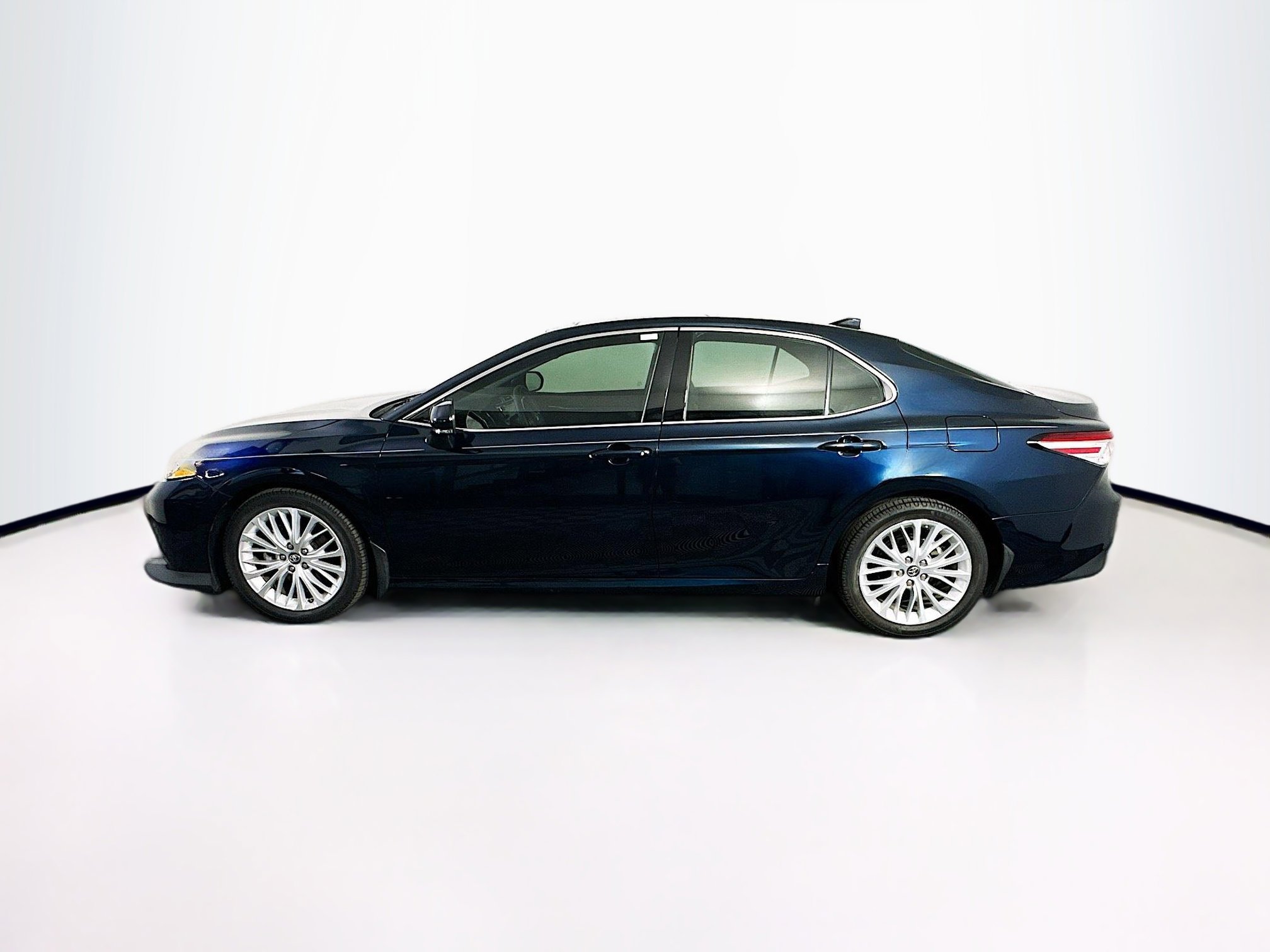 Used 2019 Toyota Camry XLE FWD image 4