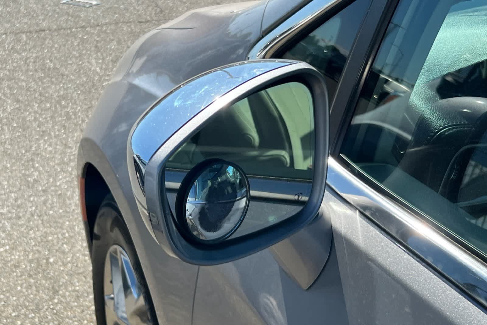 Used 2017 Chrysler Pacifica Limited w/ UConnect Theater Package FWD image 8