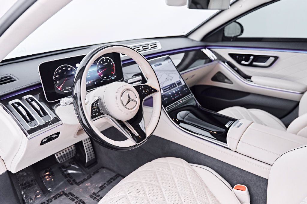Used 2024 Mercedes-Benz S 580 4MATIC Sedan w/ AMG Line image 2