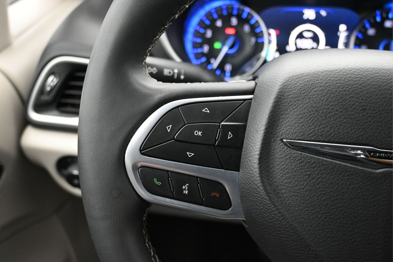 Used 2024 Chrysler Pacifica Touring-L FWD image 20