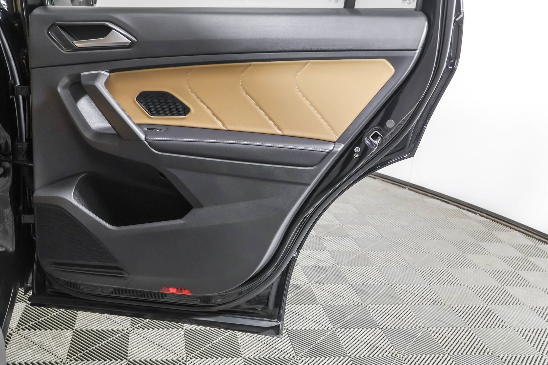 Used 2024 Volkswagen Tiguan SE image 40