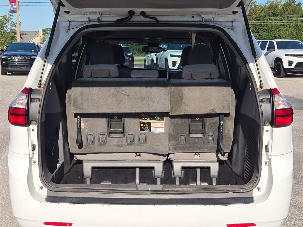 Used 2018 Toyota Sienna LE w/ Carpet Mat Package FWD image 27