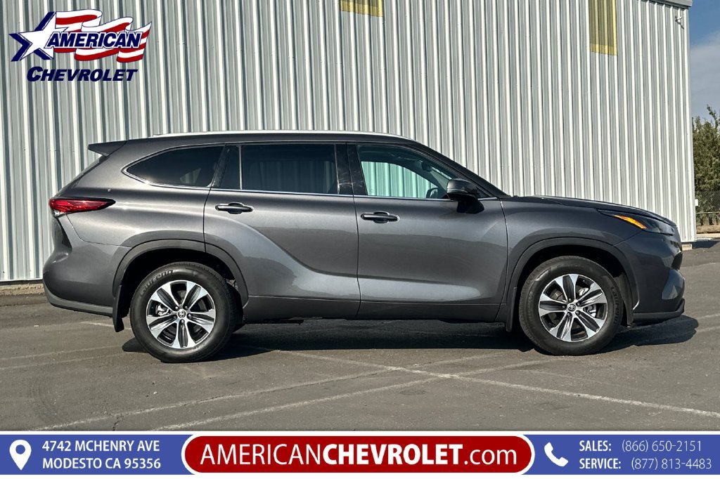 Used 2022 Toyota Highlander XLE AWD/4WD image 3