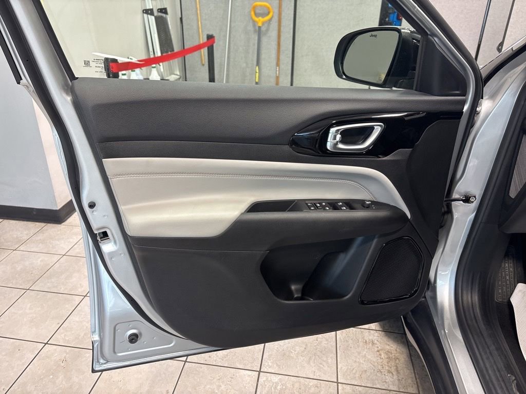 Used 2025 Jeep Compass Limited image 23