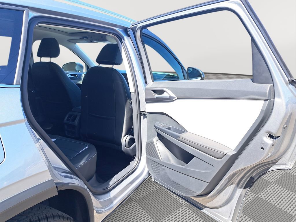 New 2025 Volkswagen Taos SEL image 15