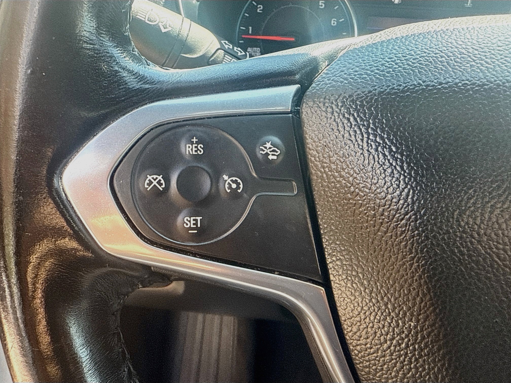 Used 2022 Chevrolet Traverse LT FWD image 36