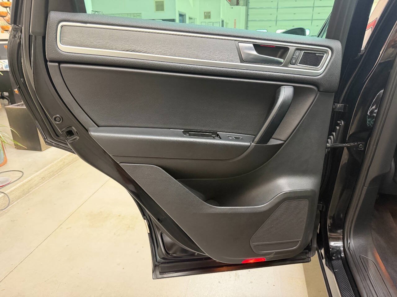 Used 2012 Volkswagen Touareg VR6 AWD/4WD image 12