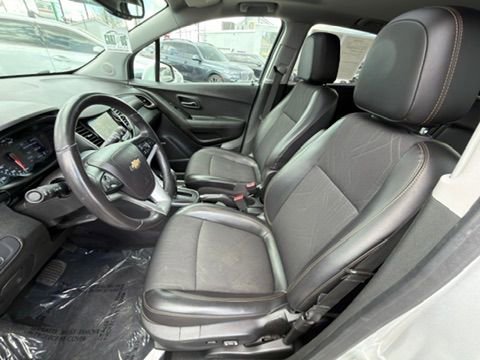 Used 2019 Chevrolet Trax LT w/ Sun & Sound Package image 18