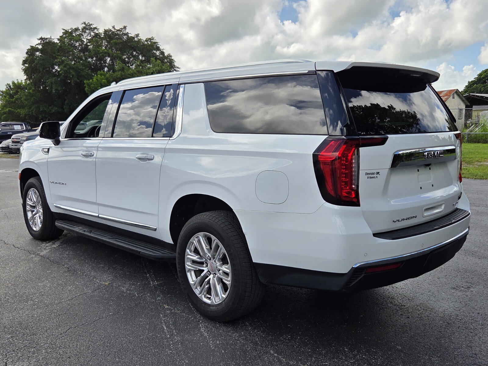 Certified 2021 GMC Yukon XL SLT w/ SLT Premium Package AWD/4WD image 3