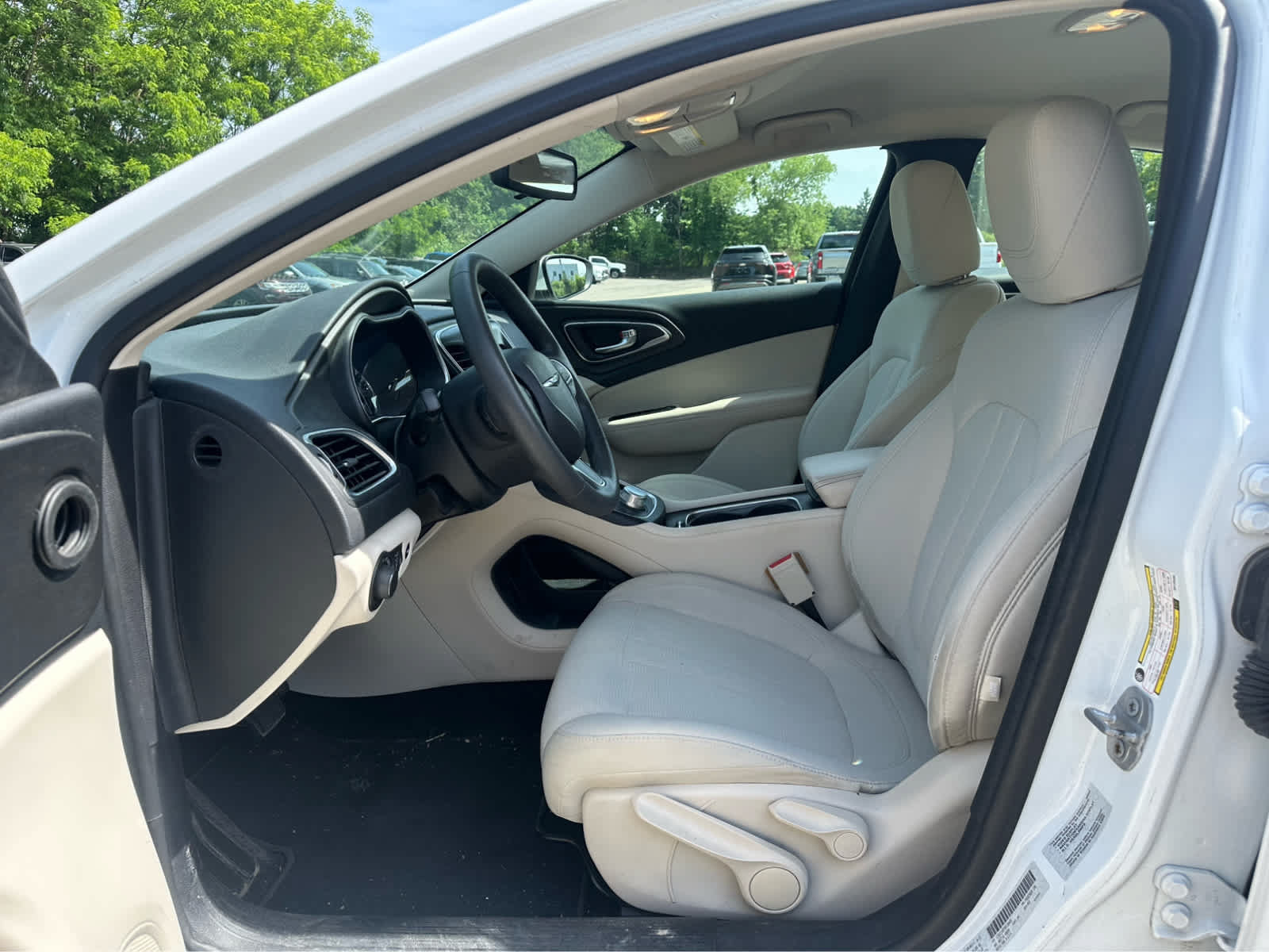 Used 2016 Chrysler 200 Limited FWD image 9