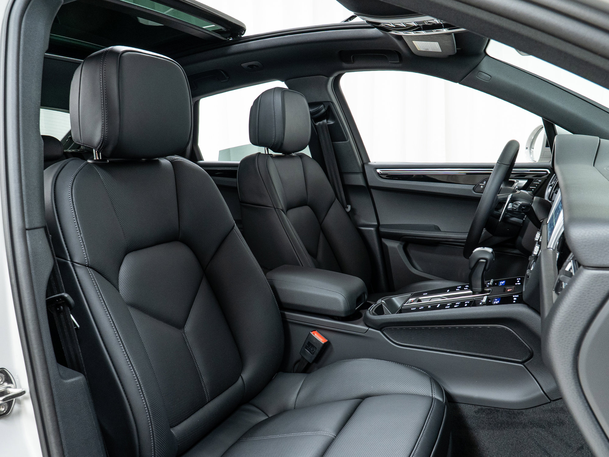 Used 2025 Porsche Macan image 26